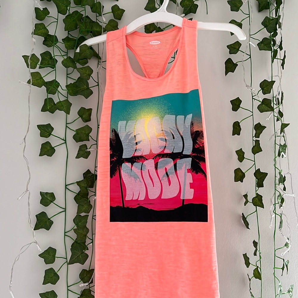 I’m selling a graphic girls tang top with a twist back. This was only worn once.